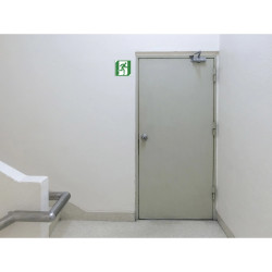Panneau PVC adhésif antidérapant évacuation droite 20x20 cm