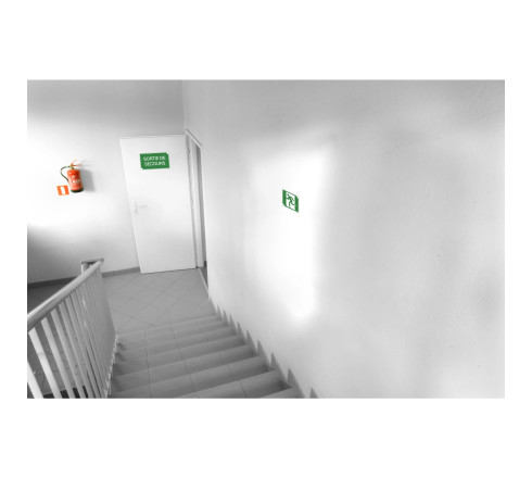 Panneau PVC adhésif antidérapant évacuation gauche 20x20 cm